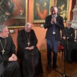 26.10.2022. Sandomierz. Zakończenie jubileuszowych obchodów 120-lecia Muzeum Diecezjalnego. Na zdjęciu (od lewej): bp Krzysztof Nitkiewicz - biskup sandomierski, bp Adam Wodarczyk - biskup pomocniczy archidiecezji katowickiej, Zbigniew Koniusz - wojewoda świętokrzyski, ks. Andrzej Rusak - dyrektor Muzeum Diecezjalnego w Sandomierzu / Fot. Grażyna Szlęzak - Radio Kielce