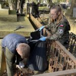 28.10.2022. Kielce. Akcja sprzątania zapomnianych grobów oraz pomników polskich żołnierzy / Fot. Monika Miller - Radio Kielce