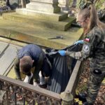 28.10.2022. Kielce. Akcja sprzątania zapomnianych grobów oraz pomników polskich żołnierzy / Fot. Monika Miller - Radio Kielce