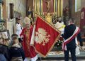 28.10.2022. Leszczyny. Kościół pod wezwaniem św. Jacka Odrowąża w Leszczynach. Poświęcenie sztandaru Szkoły Podstawowej z Oddziałami Integracyjnymi i Dwujęzycznymi im. Marii Skłodowskiej-Curie w Mąchocicach Kapitulnych. Na zdjęciu (z lewej): Jan Piotrowski - biskup kielecki / Fot. Dorota Klusek - Radio Kielce