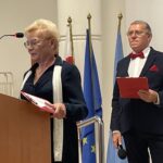 05.10.2022. Starachowice. Rozpoczęcie roku akademickiego na UTW. Na zdjęciu: Anna Tokarska i Jerzy Krawczyk z UTW / Fot. Anna Głąb - Radio Kielce