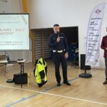 25.10.2022. Bałtów. Kampania edukacyjna dotycząca odblasków. Na zdjęciu (od lewej): Dominik Kowalski - naczelnik Wydziału Ruchu Drogowego KPP w Ostrowcu Św., Hubert Żądło - wójt Bałtowa / Fot. Emilia Sitarska - Radio Kielce