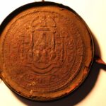 25.10.2022. Opatów. Zbiory biblioteki kapitulnej. Pieczęć Michała Korybuta Wiśniowieckiego / Fot. Wojciech Broda