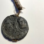 25.10.2022. Opatów. Zbiory biblioteki kapitulnej. Pieczęcie / Fot. Fot. Emilia Sitarska / Radio Kielce