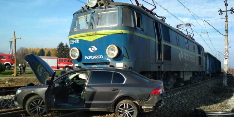 28.10.2022. Jasice. Zderzenie pociągu towarowego z samochodem osobowym / Fot. KPP Opatów