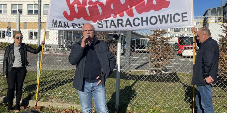 27.10.2022. Starachowice. Pikieta przed zakładem MAN. Na zdjęciu (w środku): Jan Seweryn - przewodniczący NSZZ Solidarność / Fot. Anna Głąb - Radio Kielce