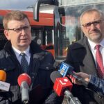 26.10.2022. Ostrowiec Świętokrzyski. Hybrydowe autobusy Solaris po raz pierwszy wyjeżdżają na miasto. Na zdjęciu (od lewej): na zdjęciu od lewej Jarosław Górczyński - prezydent Ostrowca Świętokrzyskiego, Jarosław Kateusz - prezes MZK / Fot. Emilia Sitarska - Radio Kielce