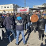 27.10.2022. Starachowice. Pikieta przed zakładem MAN / Fot. Anna Głąb - Radio Kielce