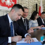 04.10.2022. Kije. Gmina Kije podpisała umowę z wykonawcą inwestycji na zaprojektowanie i wybudowanie boisk wielofunkcyjnych. Na zdjęciu (od lewej): Tomasz Socha - wójt gminy Kije, Zbigniew Koniusz - wojewoda świętokrzyski, Anna Wołczyk - skarbnik gminy, Mirosław Cieplak - wykonawca z firmy TRAK-KOP Kostomłoty Pierwsze / Fot. Marta Gajda-Kruk - Radio Kielce