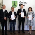 04.10.2022. Kije. Gmina Kije podpisała umowę z wykonawcą inwestycji na zaprojektowanie i wybudowanie boisk wielofunkcyjnych. Na zdjęciu (od lewej): Zbigniew Koniusz - wojewoda świętokrzyski, Mirosław Cieplak - wykonawca z firmy TRAK-KOP Kostomłoty Pierwsze,Tomasz Socha - wójt gminy Kije, Anna Wołczyk - skarbnik gminy / Fot. Marta Gajda-Kruk - Radio Kielce