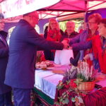 02.10.2022. Krajno-Parcele. Dzień Pieroga. Stoiska odwiedzili: senator Krzysztof Słoń i wiceminister Piotr Wawrzyk. / Fot. Marcin Marszałek - Radio Kielce