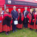 02.10.2022. Krajno-Parcele. Dzień Pieroga. Stoiska odwiedzili: senator Krzysztof Słoń i wiceminister Piotr Wawrzyk. / Fot. Marcin Marszałek - Radio Kielce