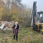 27.10.2022. Mokre. Wyburzanie pomnika wdzięczności Armii Radzieckiej/ Na zdjęciu: Dorota Koczwańska-Kalita - naczelnik oddziału IPN w Kielcach / fot. Grażyna Szlęzak - Radio Kielce