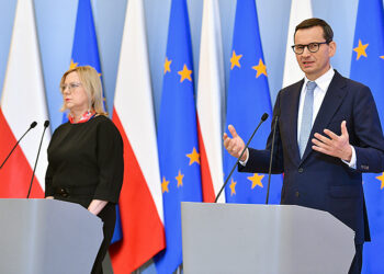 11.10.2022. Warszawa. Premier Mateusz Morawiecki i minister klimatu i środowiska Anna Moskwa podczas konferencji prasowej po posiedzeniu rządu / Fot. PAP - Radek Pietruszka