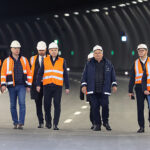 Skomielna Biała (woj. małopolskie), 19.10.2022. Prezydent RP Andrzej Duda (5L) oraz minister infrastruktury Andrzej Adamczyk (3P) podczas wizyty na budowie tunelu pod górą Luboń Mały na odcinku S7 Naprawa - Skomielna Biała, 19 bm. (jm) PAP/Grzegorz Momot