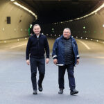 19.10.2022. Skomielna Biała. Prezydent RP Andrzej Duda oraz minister infrastruktury Andrzej Adamczyk podczas wizyty na budowie tunelu pod górą Luboń Mały na odcinku S7 Naprawa - Skomielna Biała / Fot. PAP - Grzegorz Momot