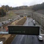 19.10.2022. Skomielna Biała. Budowa tunelu pod górą Luboń Mały na odcinku S7 Naprawa - Skomielna Biała / Fot. PAP - Grzegorz Momot