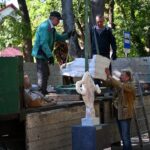 Busko-Zdrój. Przygotowania do wernisażu wystawy pt. „Biała Marianna na czerwonym dywanie” / Fot. Buskie Samorządowe Centrum Kultury