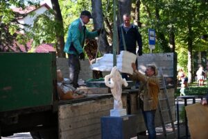 Busko-Zdrój. Przygotowania do wernisażu wystawy pt. „Biała Marianna na czerwonym dywanie” / Fot. Buskie Samorządowe Centrum Kultury