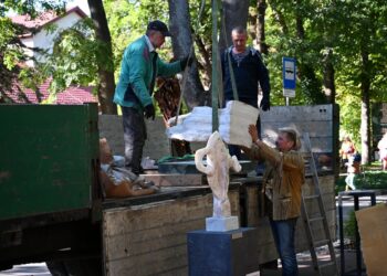 Busko-Zdrój. Przygotowania do wernisażu wystawy pt. „Biała Marianna na czerwonym dywanie” / Fot. Buskie Samorządowe Centrum Kultury