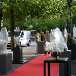 Busko-Zdrój. Przygotowania do wernisażu wystawy pt. „Biała Marianna na czerwonym dywanie” / Fot. Buskie Samorządowe Centrum Kultury