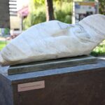 Busko-Zdrój. Przygotowania do wernisażu wystawy pt. „Biała Marianna na czerwonym dywanie” / Fot. Buskie Samorządowe Centrum Kultury