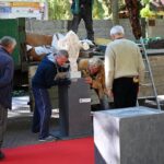 Busko-Zdrój. Przygotowania do wernisażu wystawy pt. „Biała Marianna na czerwonym dywanie” / Fot. Buskie Samorządowe Centrum Kultury