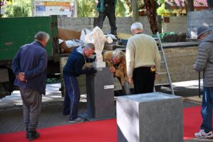 Busko-Zdrój. Przygotowania do wernisażu wystawy pt. „Biała Marianna na czerwonym dywanie” / Fot. Buskie Samorządowe Centrum Kultury