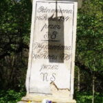 Pośmiechy. Kamienna figura stojąca w parku podworskim. / Fot. Adam Bodzioch