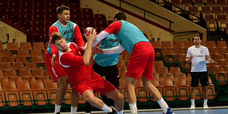 Trening polskich piłkarzy ręcznych przed meczem z Włochami w katowickim Spodku / źródło: facebook.com/handballpolska