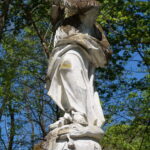 Pośmiechy. Kamienna figura stojąca w parku podworskim. / Fot. Adam Bodzioch