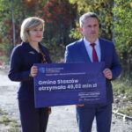 17.10.2022. Staszów. Na zdjęciu (od lewej): wiceminister Anna Krupka i Leszek Kopeć - burmistrz Staszowa. / Fot. Urząd Miasta i Gminy Staszów