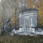 27.10.2022. Mokre. Wyburzanie pomnika wdzięczności Armii Radzieckiej / fot. Grażyna Szlęzak - Radio Kielce