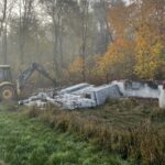 27.10.2022. Mokre. Wyburzanie pomnika wdzięczności Armii Radzieckiej / fot. Grażyna Szlęzak - Radio Kielce