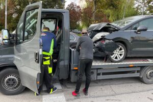 05.10.2022. Kielce. Ulica Warszawska. Kolizja czterech aut / Fot. Wiktor Taszłow - Radio Kielce