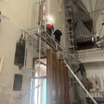 12.10.2022. Wislica. Czwarty - ostatni etap prac przy oknach witrażowych Bazyliki / Fot. parafiawislica.pl