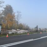 27.10.2022. Mokre. Wyburzanie pomnika wdzięczności Armii Radzieckiej / fot. Grażyna Szlęzak - Radio Kielce