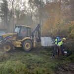 27.10.2022. Mokre. Wyburzanie pomnika wdzięczności Armii Radzieckiej / fot. Grażyna Szlęzak - Radio Kielce