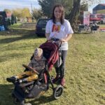 22.10.2022. Łoniów. Akcja charytatywna „Szafowanie". Na zdjęciu Bartoszek z mamą Anitą Łukasik. / Fot. Grażyna Szlęzak - Radio Kielce