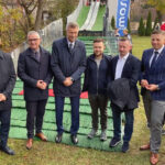 26.10.2022. Kielce. Adam Małysz na otwarciu skoczni narciarskiej. Na zdjęciu (od lewej): Łukasz Stochmal - dyrektor SP nr 9, Sławomir Stachura - dyrektor Kancelarii Prezydenta Kielce, Bogdan Wenta - prezydent Kielc, Michał Filarski - pomysłodawca powstania skoczni, Adam Małysz - prezes Polskiego Związku Narciarskiego, Marcin Chłodnicki - zastępca prezydenta Kielc / Fot. Wiktor Taszłow - Radio Kielce