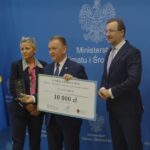 24.10.2022. Warszawa. Gala rozdania nagród w III edycji konkursu Ministerstwa Klimatu i Środowiska „Miasto z Klimatem – najlepszy zrealizowany projekt”. Na zdjęciu (od lewej): Anna Łukaszewska-Trzeciakowska - wiceminister klimatu i środowiska, Robert Jaworski - burmistrz Chęcin i Sławomir Mazurek - wiceprezes NFOŚiGW / źródło: Ministerstwo Klimatu i Środowiska - Facebook