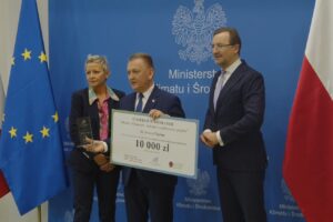 24.10.2022. Warszawa. Gala rozdania nagród w III edycji konkursu Ministerstwa Klimatu i Środowiska „Miasto z Klimatem – najlepszy zrealizowany projekt”. Na zdjęciu (od lewej): Anna Łukaszewska-Trzeciakowska - wiceminister klimatu i środowiska, Robert Jaworski - burmistrz Chęcin i Sławomir Mazurek - wiceprezes NFOŚiGW / źródło: Ministerstwo Klimatu i Środowiska - Facebook