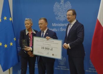 24.10.2022. Warszawa. Gala rozdania nagród w III edycji konkursu Ministerstwa Klimatu i Środowiska „Miasto z Klimatem – najlepszy zrealizowany projekt”. Na zdjęciu (od lewej): Anna Łukaszewska-Trzeciakowska - wiceminister klimatu i środowiska, Robert Jaworski - burmistrz Chęcin i Sławomir Mazurek - wiceprezes NFOŚiGW / źródło: Ministerstwo Klimatu i Środowiska - Facebook