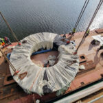 Transport maszyny TBM, która wydrąży tunel o dł. 2,2 km na drodze ekspresowej S19 Rzeszów – Babica. Urządzenie jest transportowane Odrą ze Szczecina w kierunku Opola. Jedną z głównych części maszyny jest tarcza skrawająca o masie 220 ton. Średnica TBM to 15,2 metra / Fot. Mateusz Grzeszczuk - GDDKiA