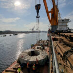 Transport maszyny TBM, która wydrąży tunel o dł. 2,2 km na drodze ekspresowej S19 Rzeszów – Babica. Urządzenie jest transportowane Odrą ze Szczecina w kierunku Opola. Jedną z głównych części maszyny jest tarcza skrawająca o masie 220 ton. Średnica TBM to 15,2 metra / Fot. Mateusz Grzeszczuk - GDDKiA