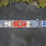 Transport maszyny TBM, która wydrąży tunel o dł. 2,2 km na drodze ekspresowej S19 Rzeszów – Babica. Urządzenie jest transportowane Odrą ze Szczecina w kierunku Opola. Jedną z głównych części maszyny jest tarcza skrawająca o masie 220 ton. Średnica TBM to 15,2 metra / Fot. Mateusz Grzeszczuk - GDDKiA