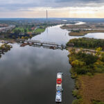 Transport maszyny TBM, która wydrąży tunel o dł. 2,2 km na drodze ekspresowej S19 Rzeszów – Babica. Urządzenie jest transportowane Odrą ze Szczecina w kierunku Opola. Jedną z głównych części maszyny jest tarcza skrawająca o masie 220 ton. Średnica TBM to 15,2 metra / Fot. Mateusz Grzeszczuk - GDDKiA