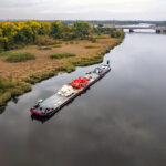 Transport maszyny TBM, która wydrąży tunel o dł. 2,2 km na drodze ekspresowej S19 Rzeszów – Babica. Urządzenie jest transportowane Odrą ze Szczecina w kierunku Opola. Jedną z głównych części maszyny jest tarcza skrawająca o masie 220 ton. Średnica TBM to 15,2 metra / Fot. Mateusz Grzeszczuk - GDDKiA