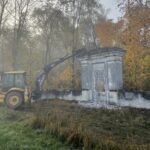 27.10.2022. Mokre. Wyburzanie pomnika wdzięczności Armii Radzieckiej / fot. Grażyna Szlęzak - Radio Kielce