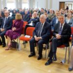 06.10.2022. Kielce. 53. inauguracja roku akademickiego UJK. Na zdjęciu (od lewej): bp Jan Piotrowski - ordynariusz diecezji kieleckiej, Piotr Wawrzyk - wiceminister spraw zagranicznych, Anna Krupka - wiceminister spraw zagranicznych, Czesław Siekierski - poseł PSL, Krzysztof Lipiec - pełnomocnik kieleckich struktur PiS, Zbigniew Koniusz - wojewoda świętokrzyski i Bożena Szczypiór - zastępca prezydenta Kielc / Fot. Piotr Kwaśniewski - Radio Kielce